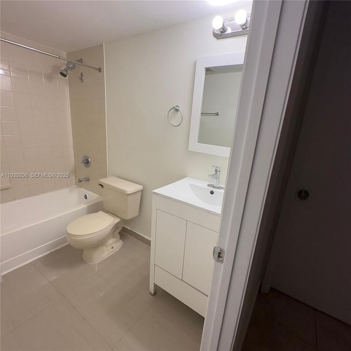 For Rent: $2,400 (2 beds, 2 baths, 859 Square Feet)