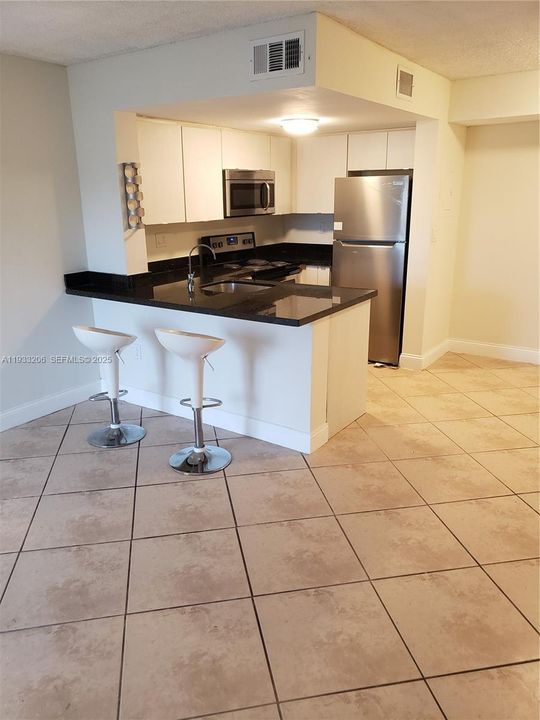 For Rent: $2,400 (2 beds, 2 baths, 859 Square Feet)