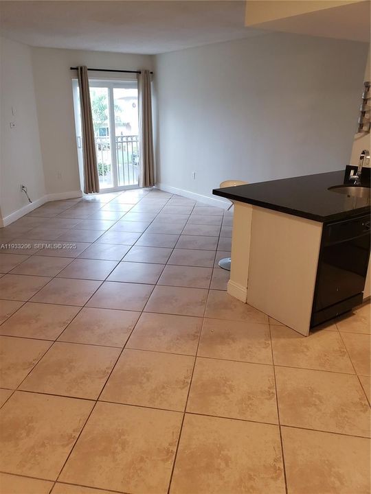 For Rent: $2,400 (2 beds, 2 baths, 859 Square Feet)