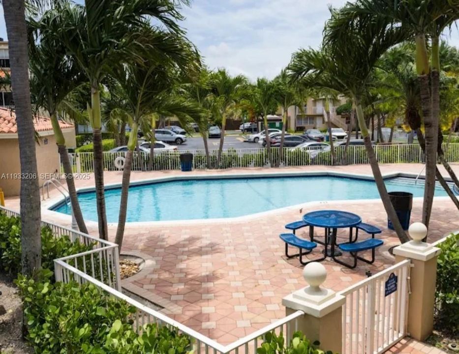 For Rent: $2,400 (2 beds, 2 baths, 859 Square Feet)