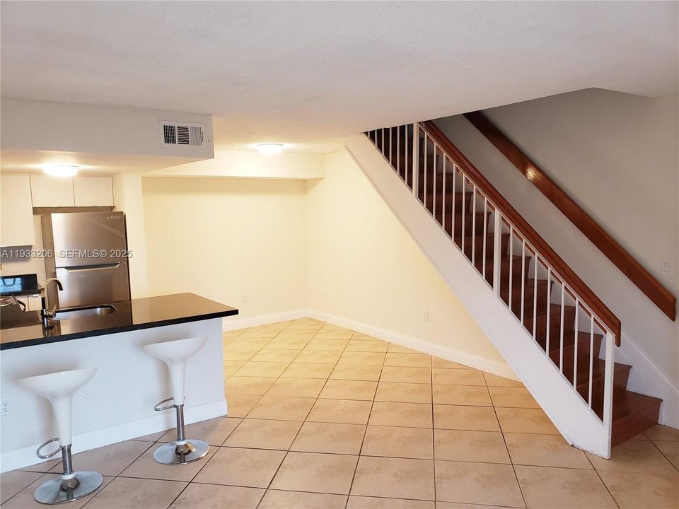 For Rent: $2,400 (2 beds, 2 baths, 859 Square Feet)