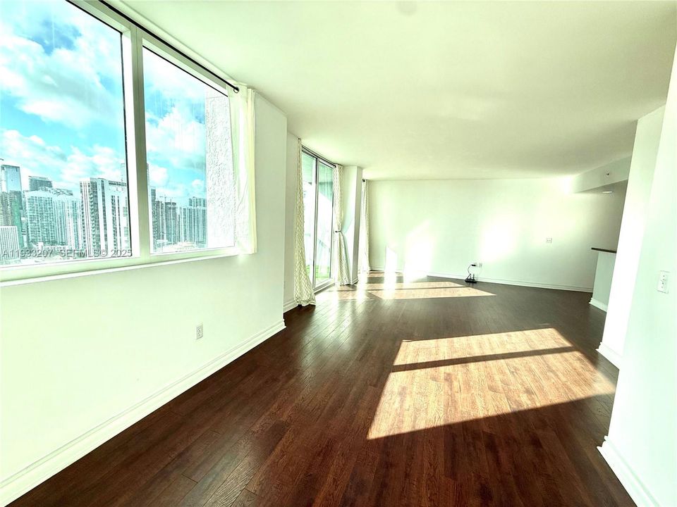 出租: $4,200 (2 贝兹, 2 浴室, 1363 平方英尺)