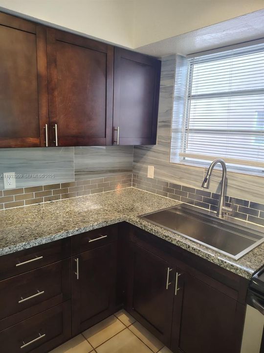 出租: $1,700 (1 贝兹, 1 浴室, 800 平方英尺)