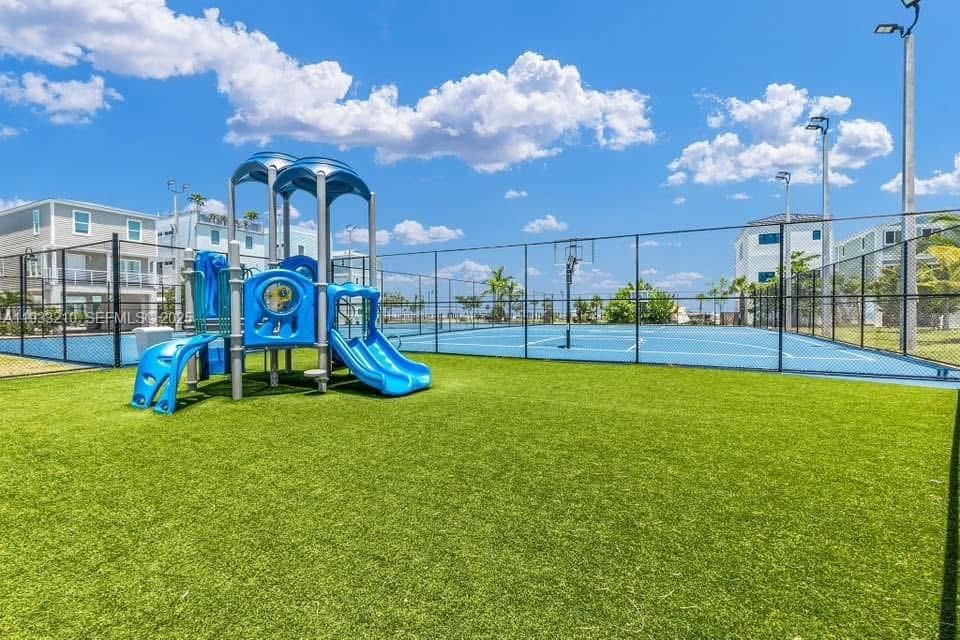 En Venta: $949,000 (3 camas, 3 baños, 1744 Pies cuadrados)