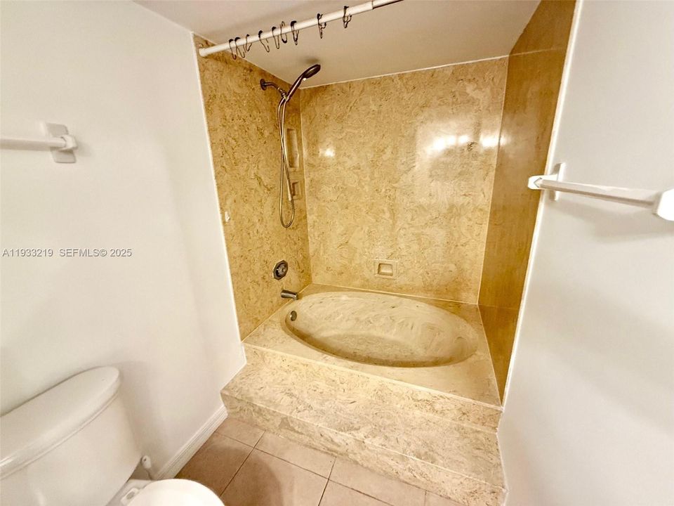 For Rent: $2,500 (2 beds, 2 baths, 1339 Square Feet)