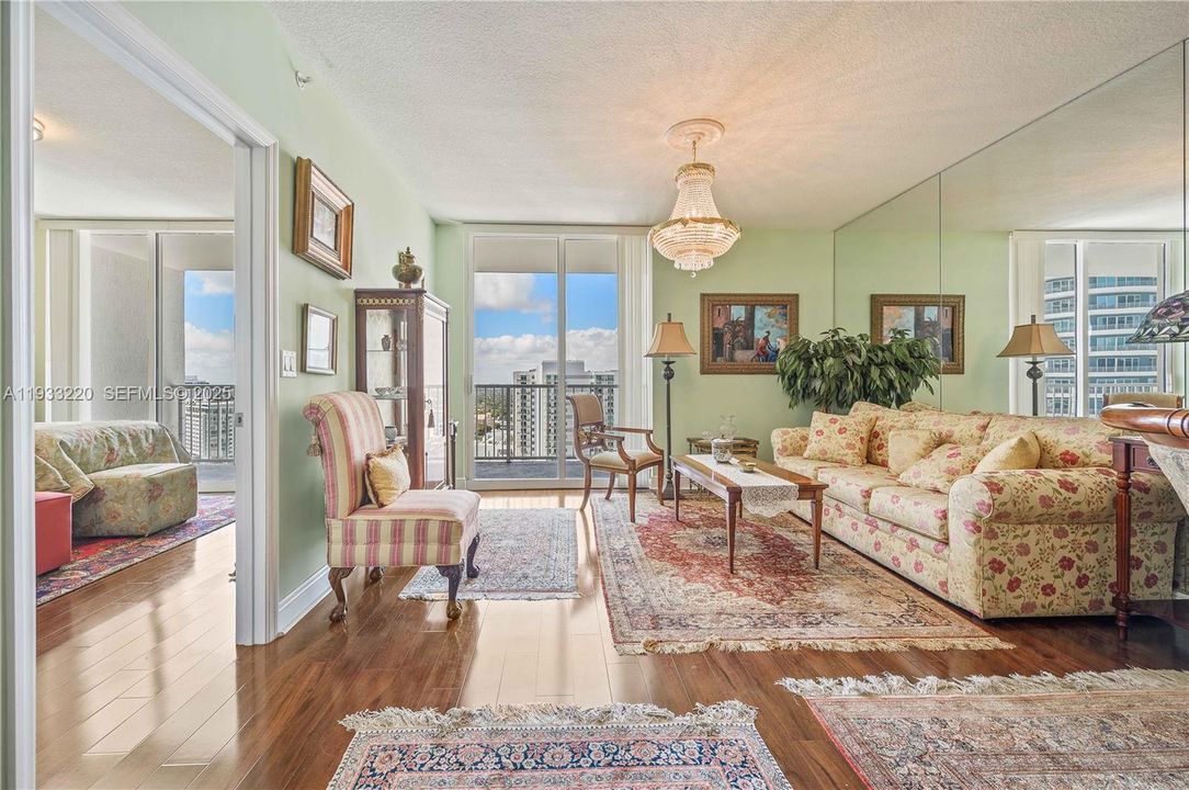 出租: $2,800 (1 贝兹, 1 浴室, 814 平方英尺)