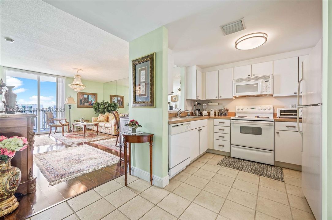 出租: $2,800 (1 贝兹, 1 浴室, 814 平方英尺)