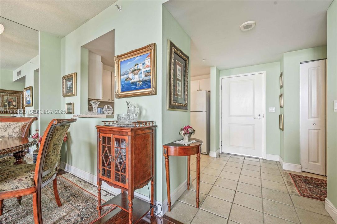 出租: $2,800 (1 贝兹, 1 浴室, 814 平方英尺)