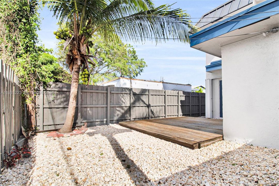 For Rent: $2,700 (2 beds, 1 baths, 2787 Square Feet)