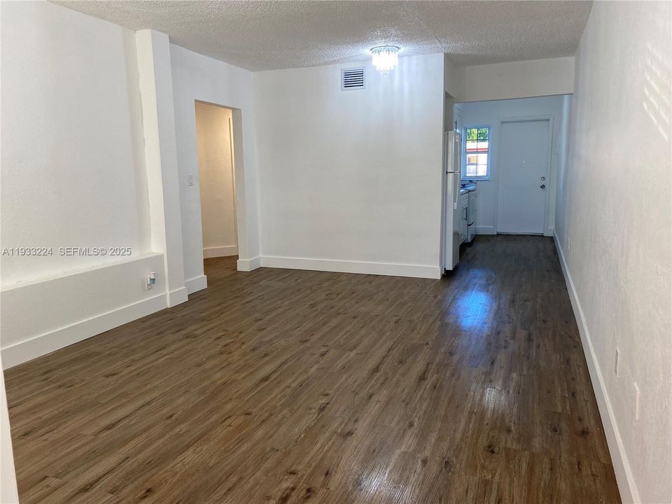 For Rent: $2,100 (2 beds, 1 baths, 725 Square Feet)