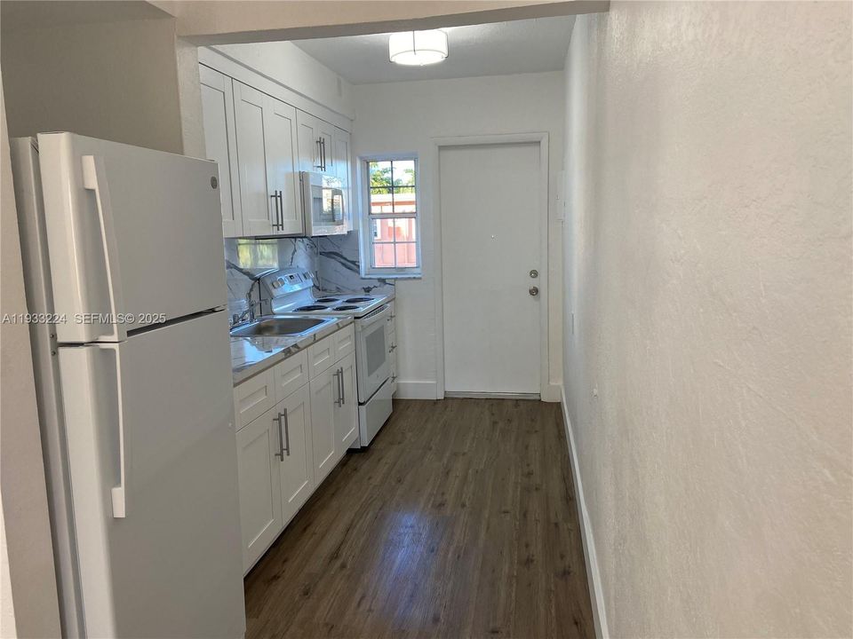 For Rent: $2,100 (2 beds, 1 baths, 725 Square Feet)