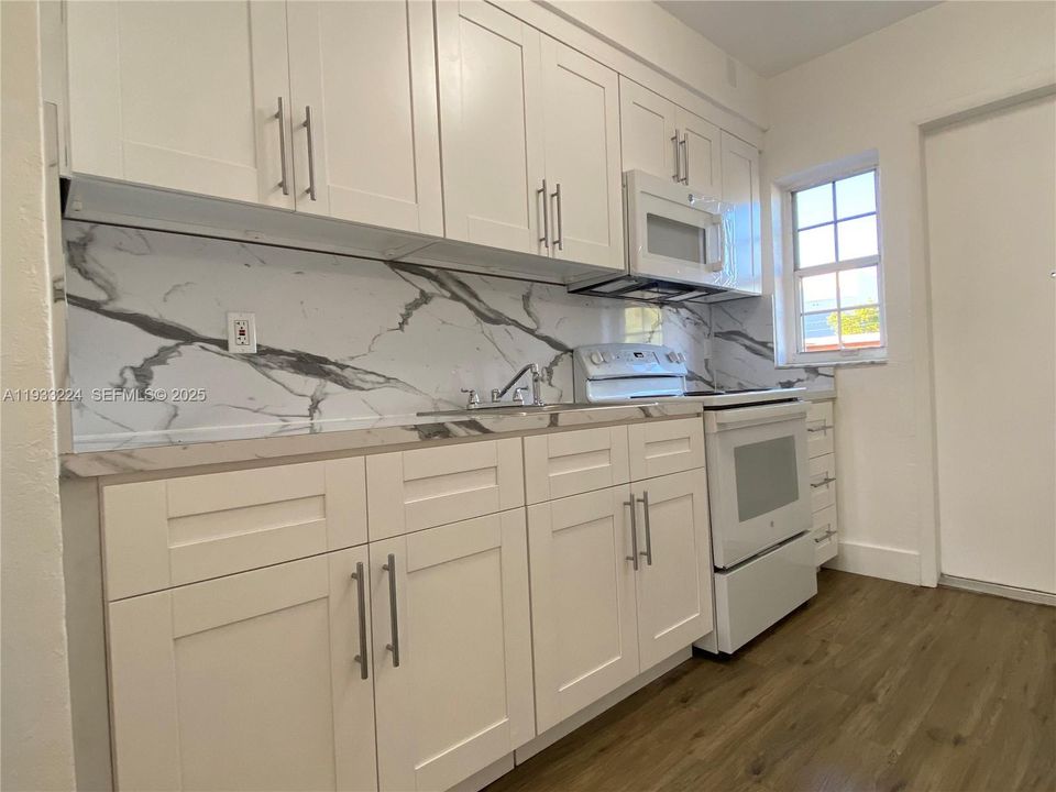 For Rent: $2,100 (2 beds, 1 baths, 725 Square Feet)