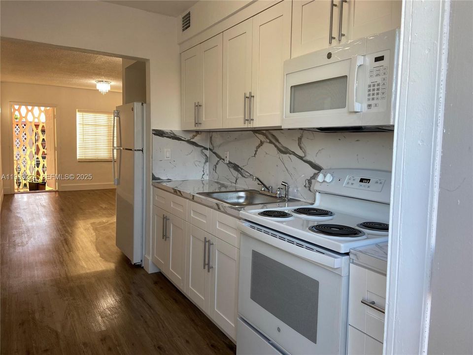 For Rent: $2,100 (2 beds, 1 baths, 725 Square Feet)