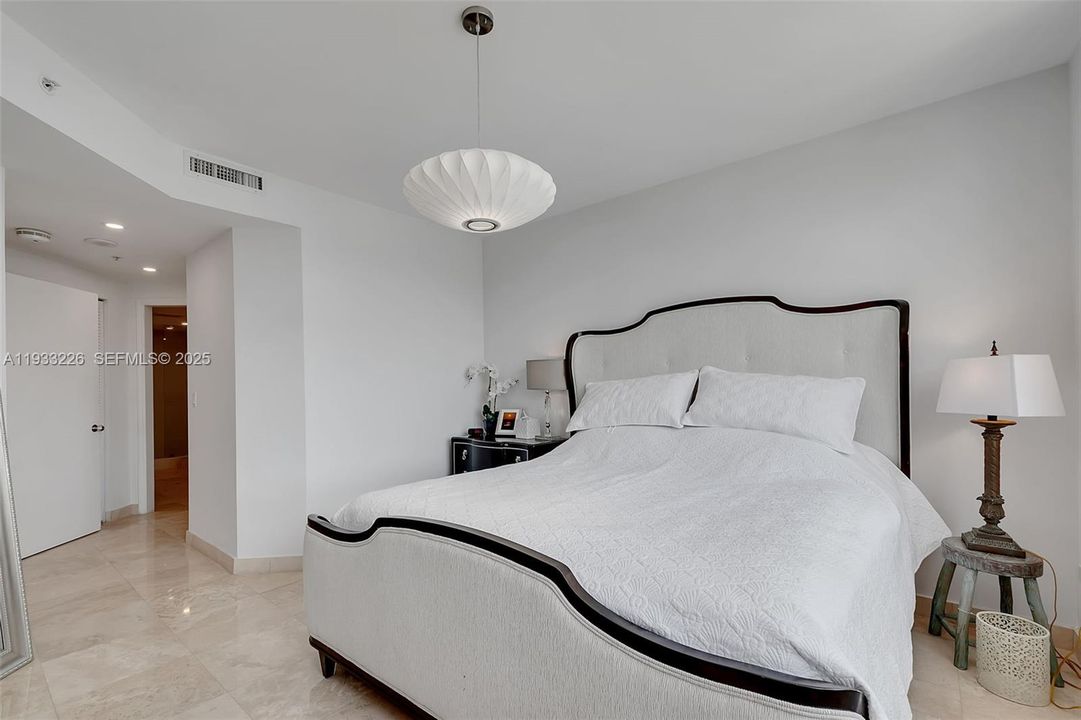 出租: $4,000 (1 贝兹, 1 浴室, 1087 平方英尺)