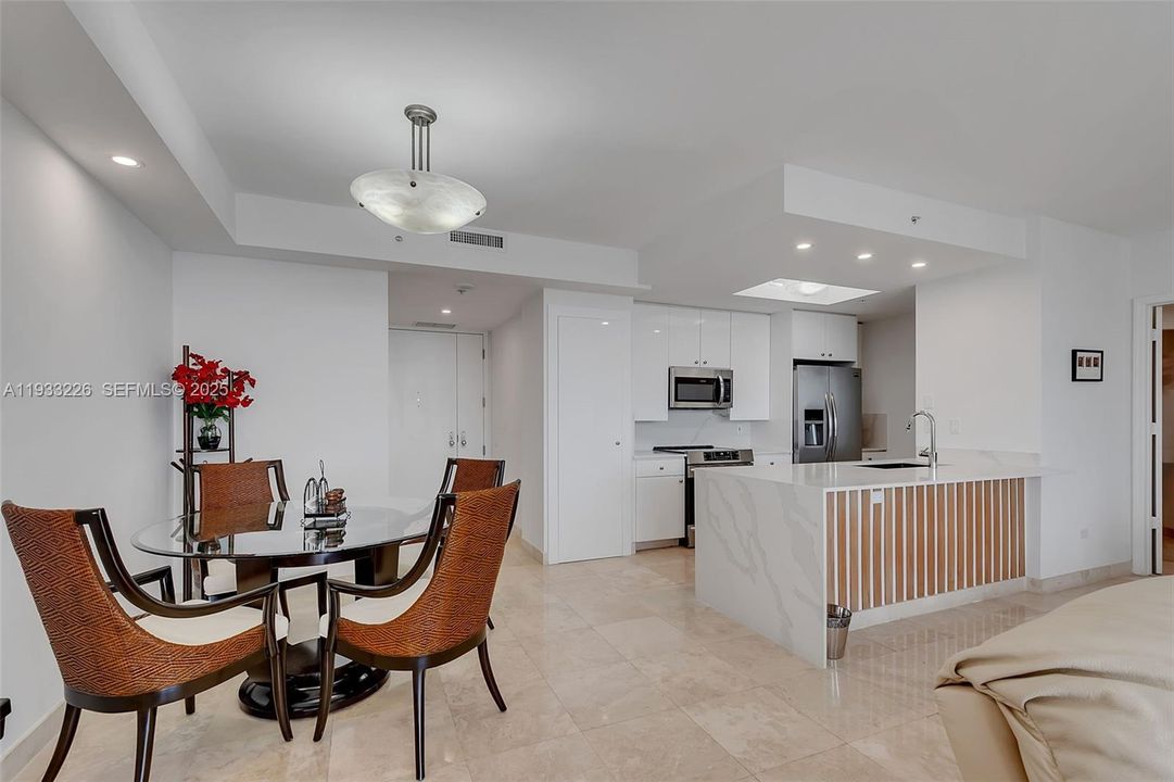 出租: $4,000 (1 贝兹, 1 浴室, 1087 平方英尺)