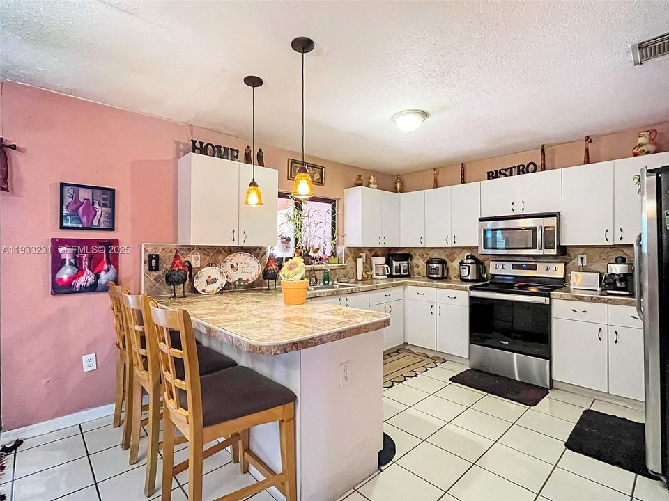 For Sale: $550,000 (4 beds, 2 baths, 1595 Square Feet)