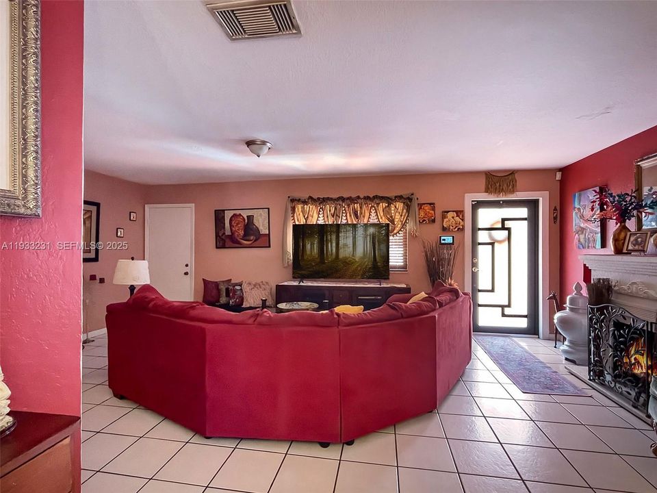 For Sale: $550,000 (4 beds, 2 baths, 1595 Square Feet)