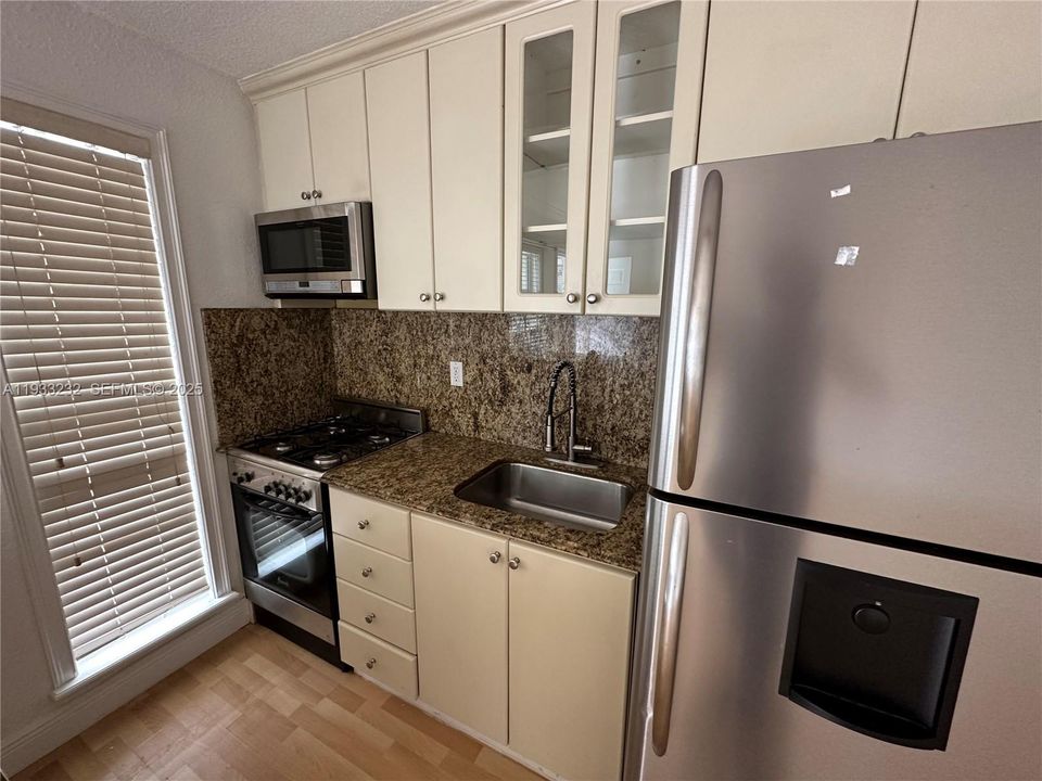 For Rent: $1,950 (1 beds, 1 baths, 551 Square Feet)