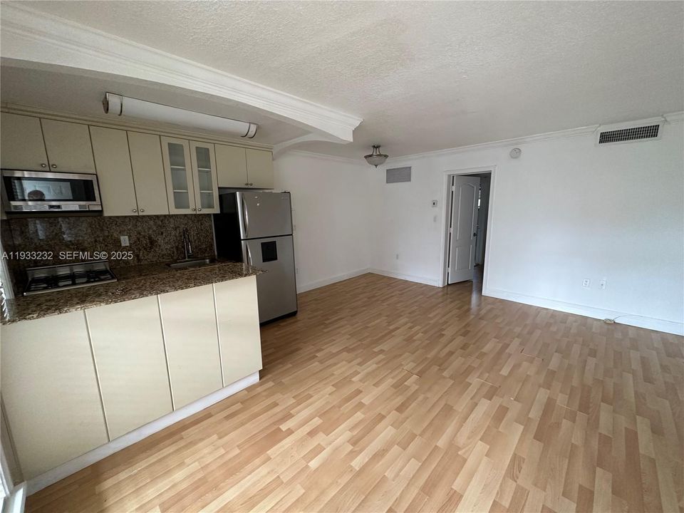 For Rent: $1,950 (1 beds, 1 baths, 551 Square Feet)