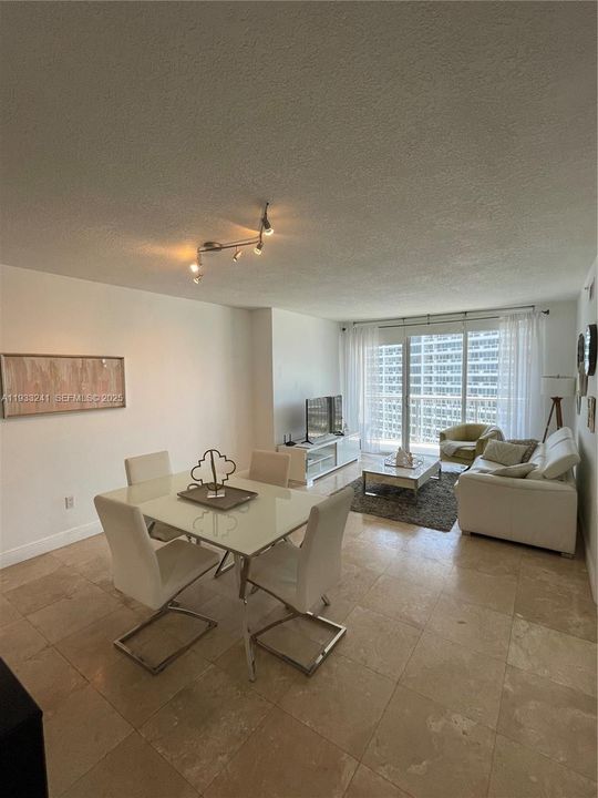 For Rent: $2,800 (1 beds, 1 baths, 791 Square Feet)