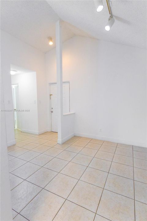 For Rent: $2,250 (2 beds, 2 baths, 1075 Square Feet)