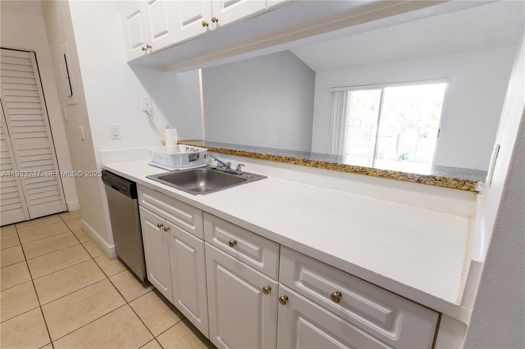 For Rent: $2,250 (2 beds, 2 baths, 1075 Square Feet)