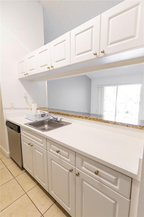 For Rent: $2,250 (2 beds, 2 baths, 1075 Square Feet)