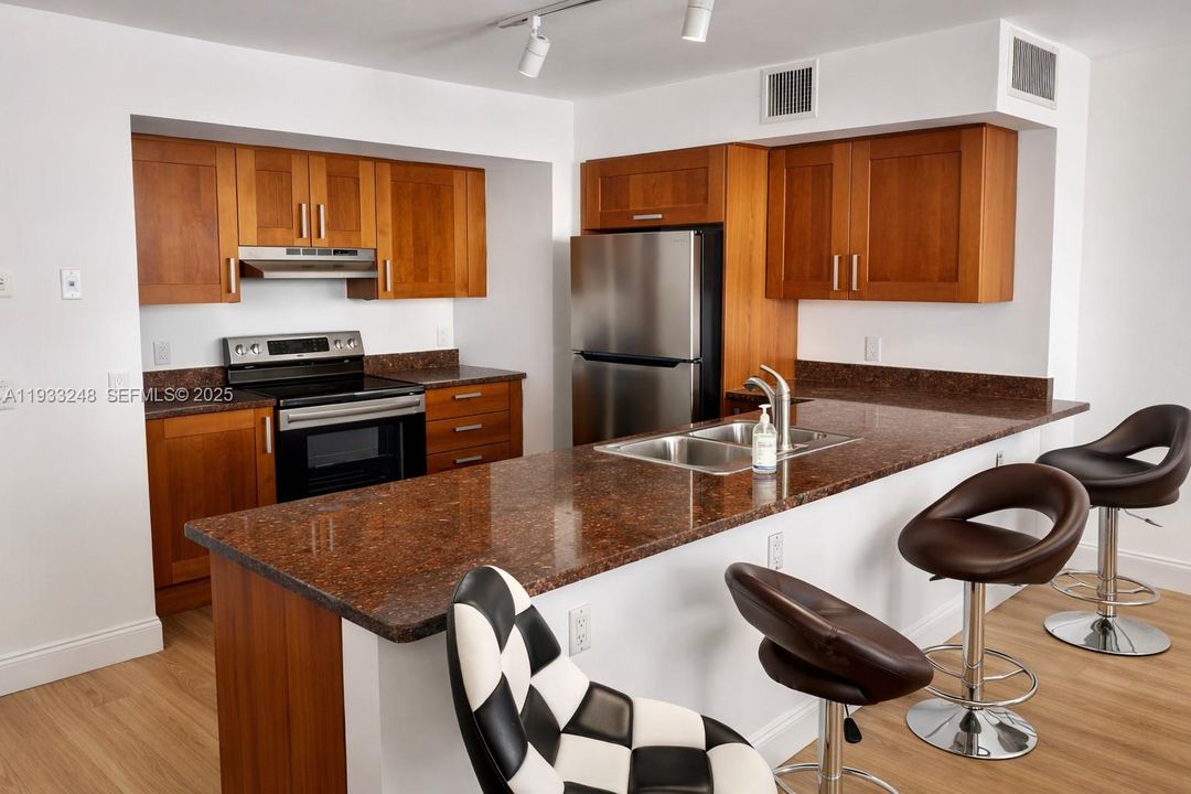 For Sale: $1,250,000 (2 beds, 2 baths, 994 Square Feet)