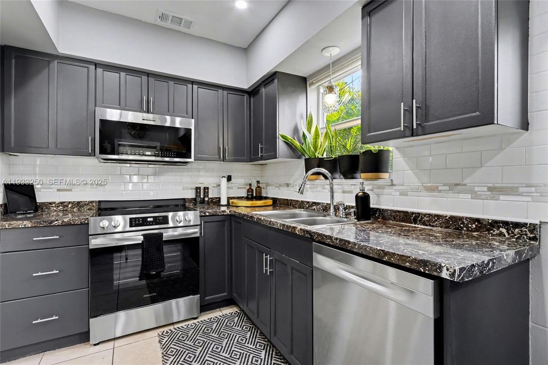 В аренду: $4,900 (3 спален, 3 ванн, 1563 Квадратных фут)