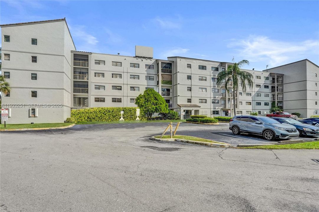 For Rent: $2,390 (2 beds, 2 baths, 968 Square Feet)