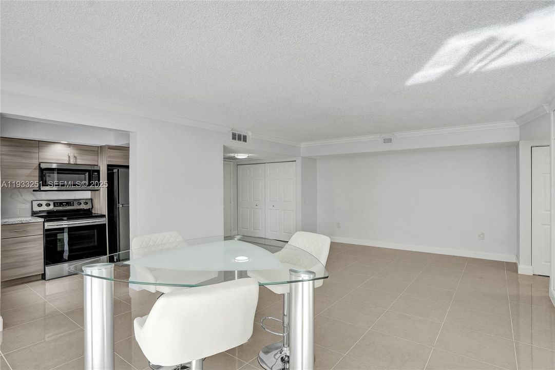 For Rent: $2,390 (2 beds, 2 baths, 968 Square Feet)