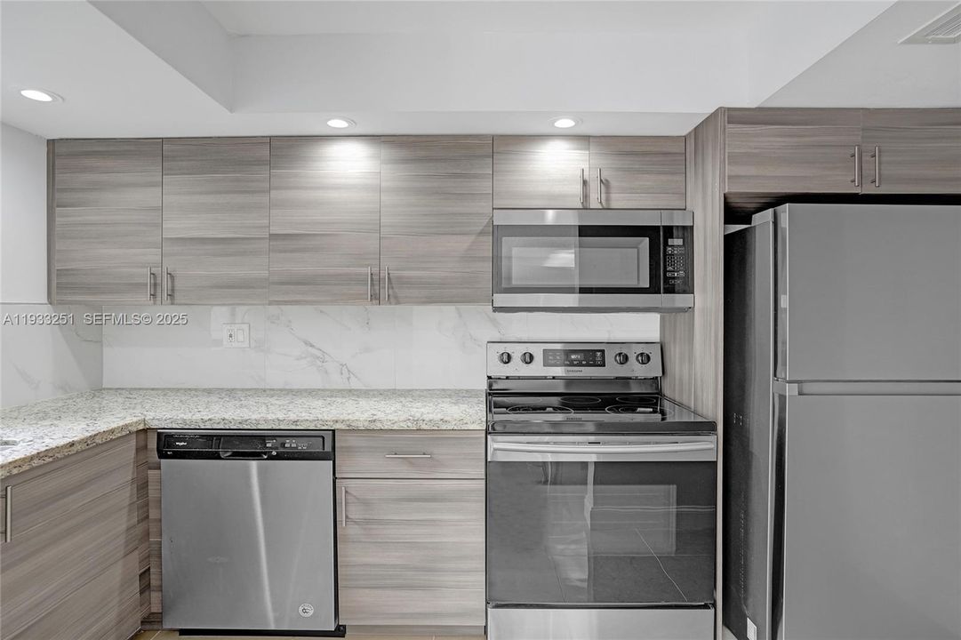 For Rent: $2,390 (2 beds, 2 baths, 968 Square Feet)