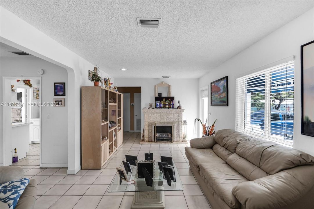 En Venta: $584,900 (2 camas, 1 baños, 1172 Pies cuadrados)