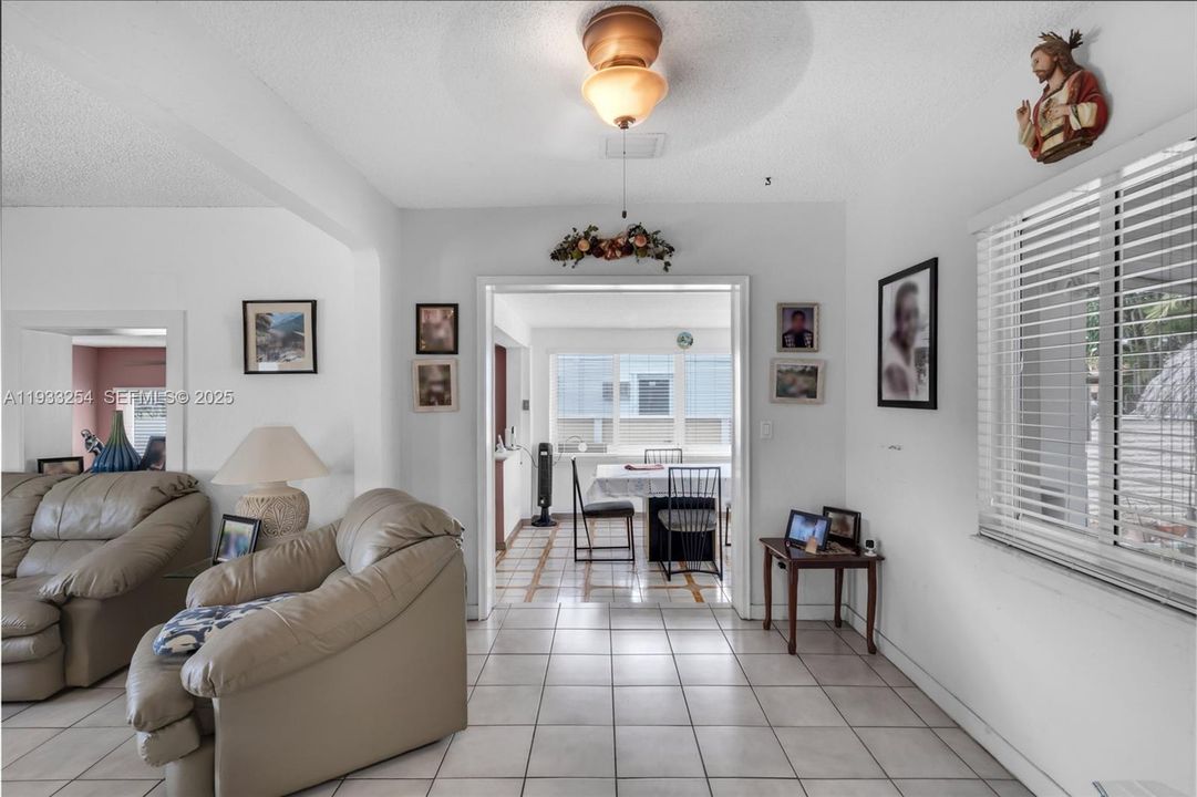 En Venta: $584,900 (2 camas, 1 baños, 1172 Pies cuadrados)