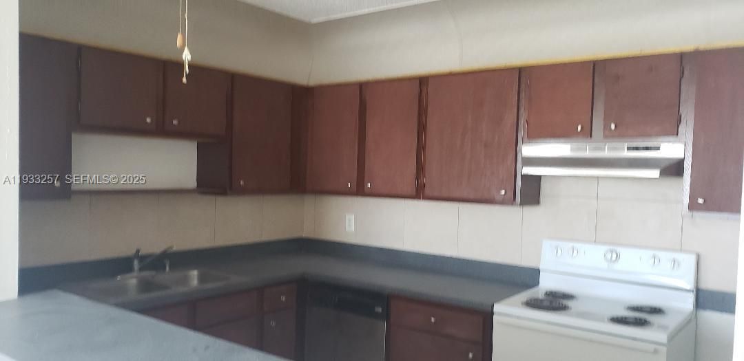 В аренду: $1,900 (2 спален, 2 ванн, 1075 Квадратных фут)