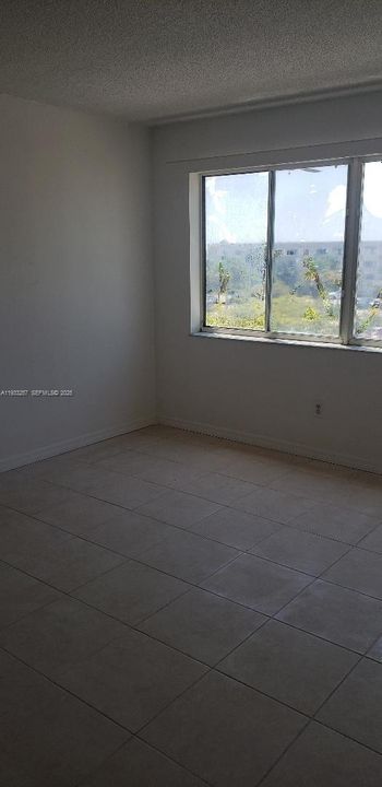 В аренду: $1,900 (2 спален, 2 ванн, 1075 Квадратных фут)