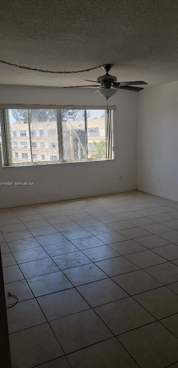 В аренду: $1,900 (2 спален, 2 ванн, 1075 Квадратных фут)