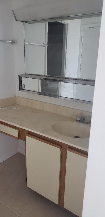 В аренду: $1,900 (2 спален, 2 ванн, 1075 Квадратных фут)