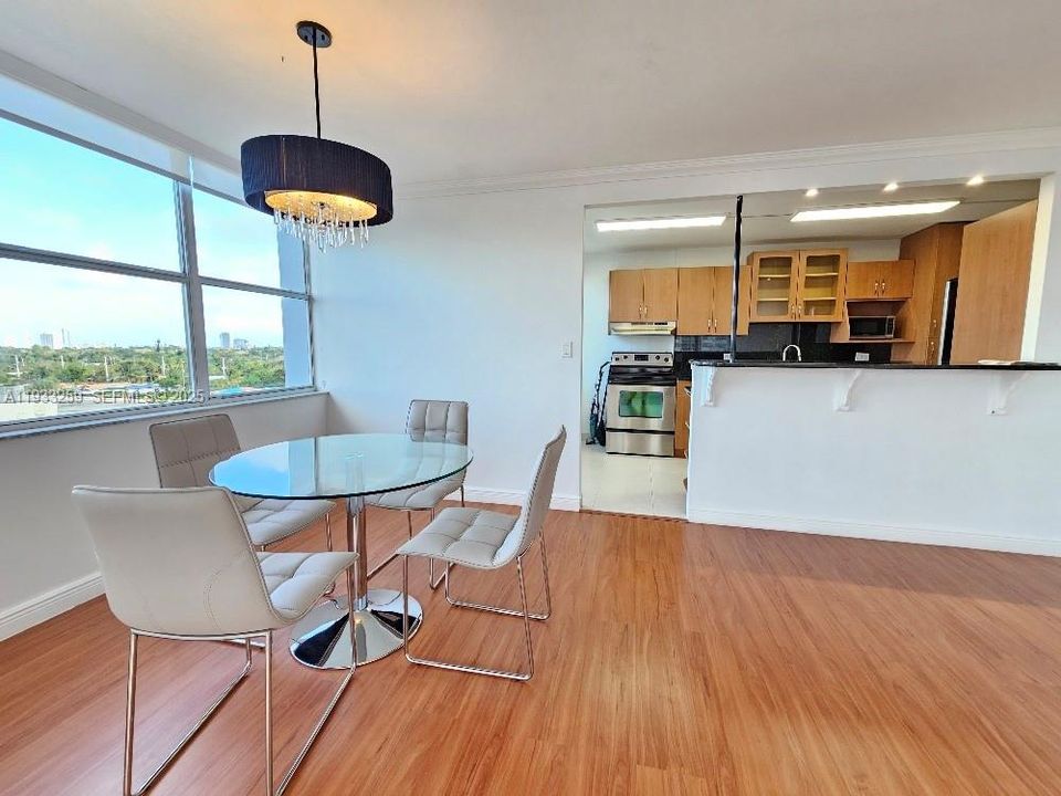 В аренду: $2,400 (2 спален, 2 ванн, 1283 Квадратных фут)