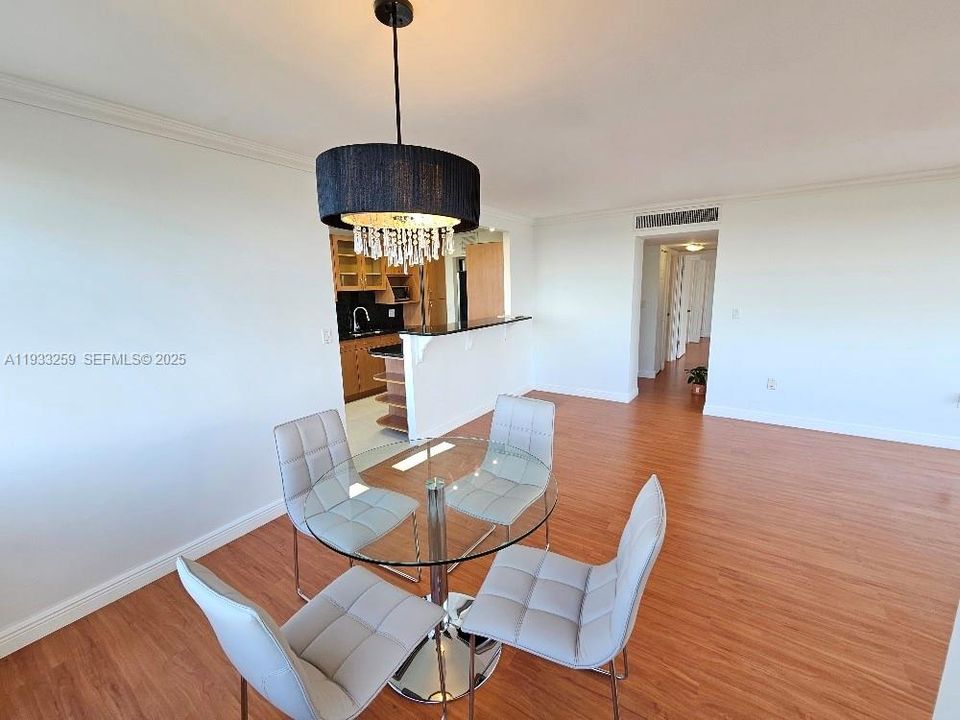 В аренду: $2,400 (2 спален, 2 ванн, 1283 Квадратных фут)