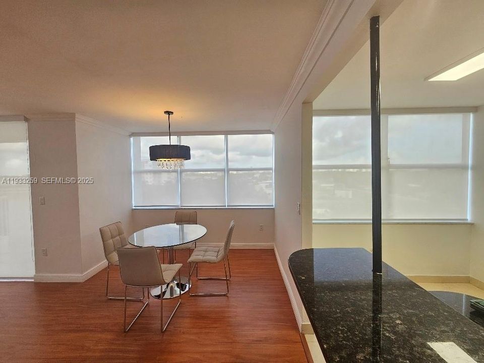 В аренду: $2,400 (2 спален, 2 ванн, 1283 Квадратных фут)