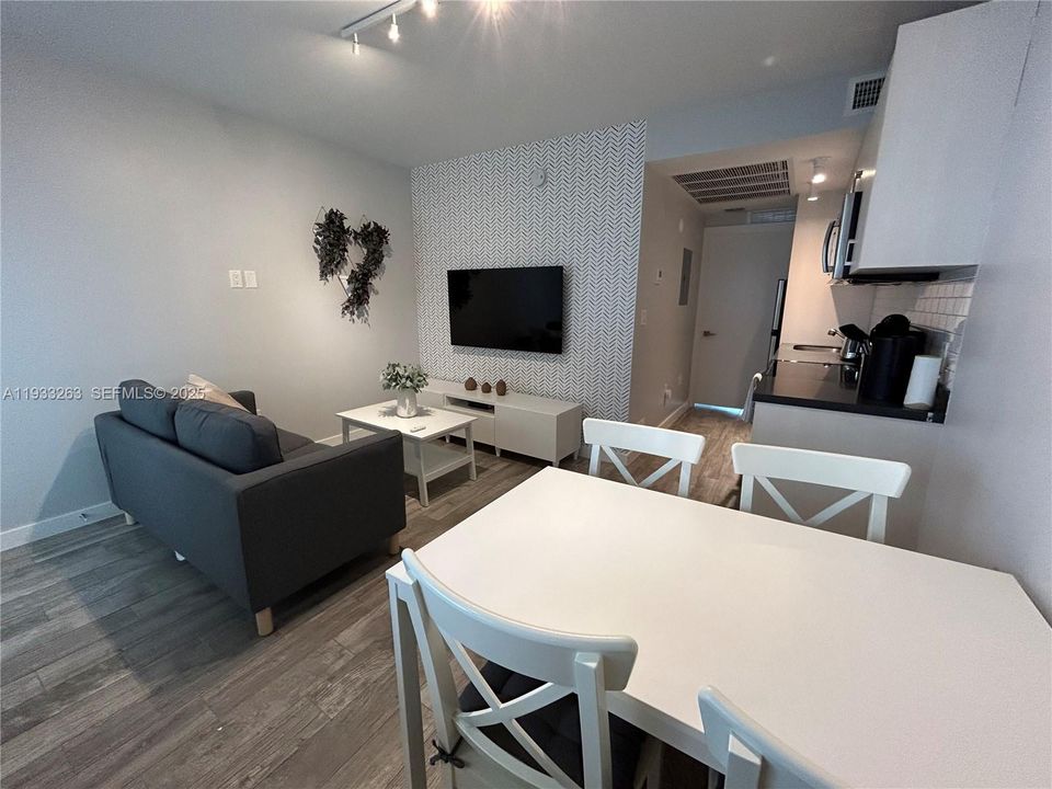 For Rent: $2,200 (1 beds, 1 baths, 412 Square Feet)