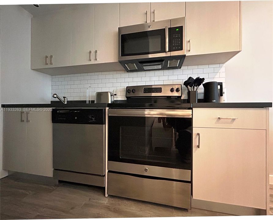 For Rent: $2,200 (1 beds, 1 baths, 412 Square Feet)