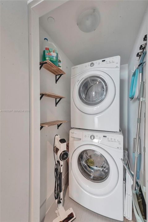 出租: $6,000 (2 贝兹, 2 浴室, 997 平方英尺)