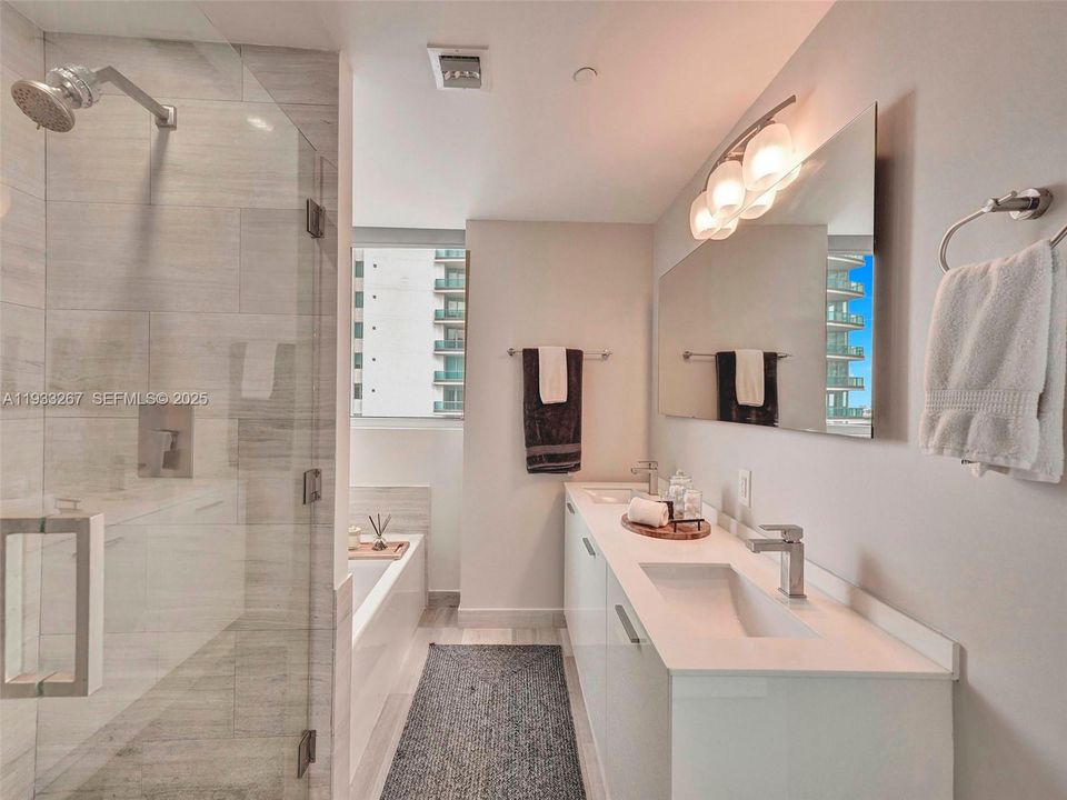 出租: $6,000 (2 贝兹, 2 浴室, 997 平方英尺)