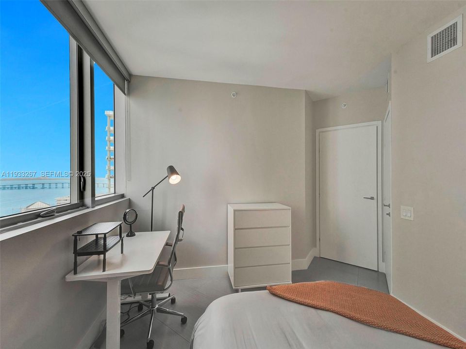 出租: $6,000 (2 贝兹, 2 浴室, 997 平方英尺)