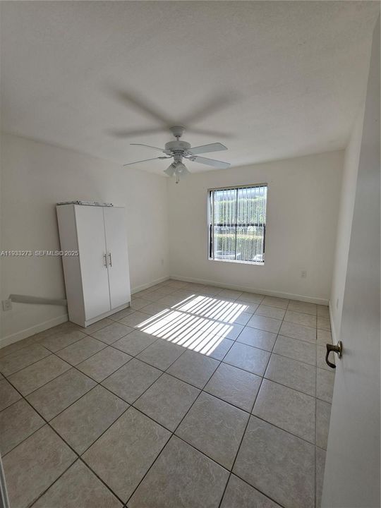 For Rent: $1,900 (1 beds, 1 baths, 558 Square Feet)