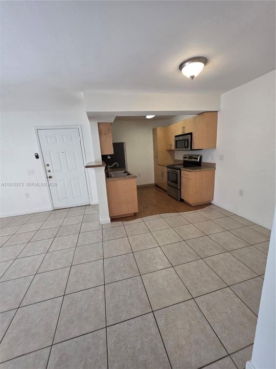 For Rent: $1,900 (1 beds, 1 baths, 558 Square Feet)