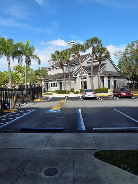 For Rent: $1,900 (1 beds, 1 baths, 558 Square Feet)