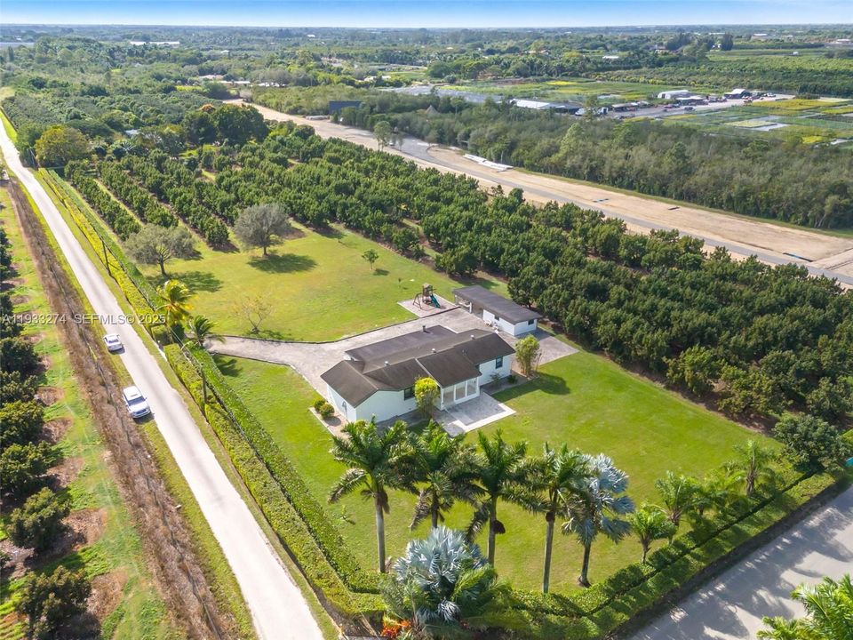 SIDE ENTRANCE OFF AVENUE